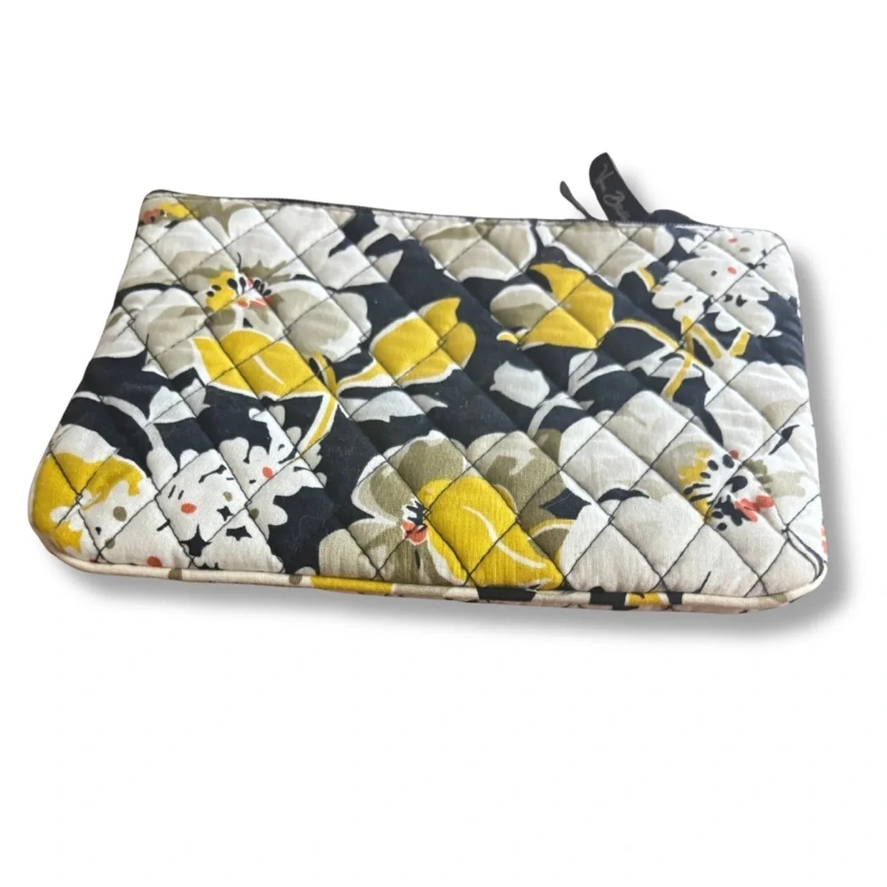 🌼 Vera Bradley “Dogwood” Quilted Cosmetic Pouch – 9” x 6.25” 🖤 (Retired Print)